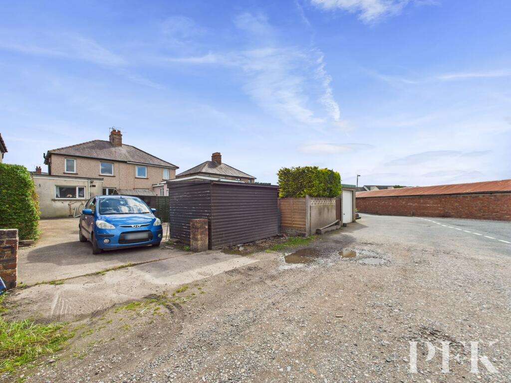 Rear access to driveway and garden