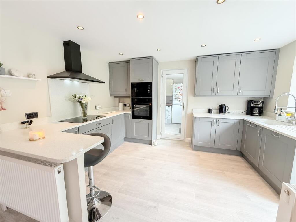 BREAKFASTING KITCHEN