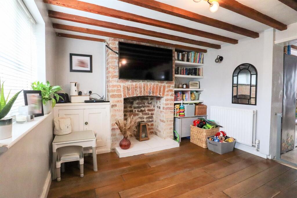 Living room (2).jpg