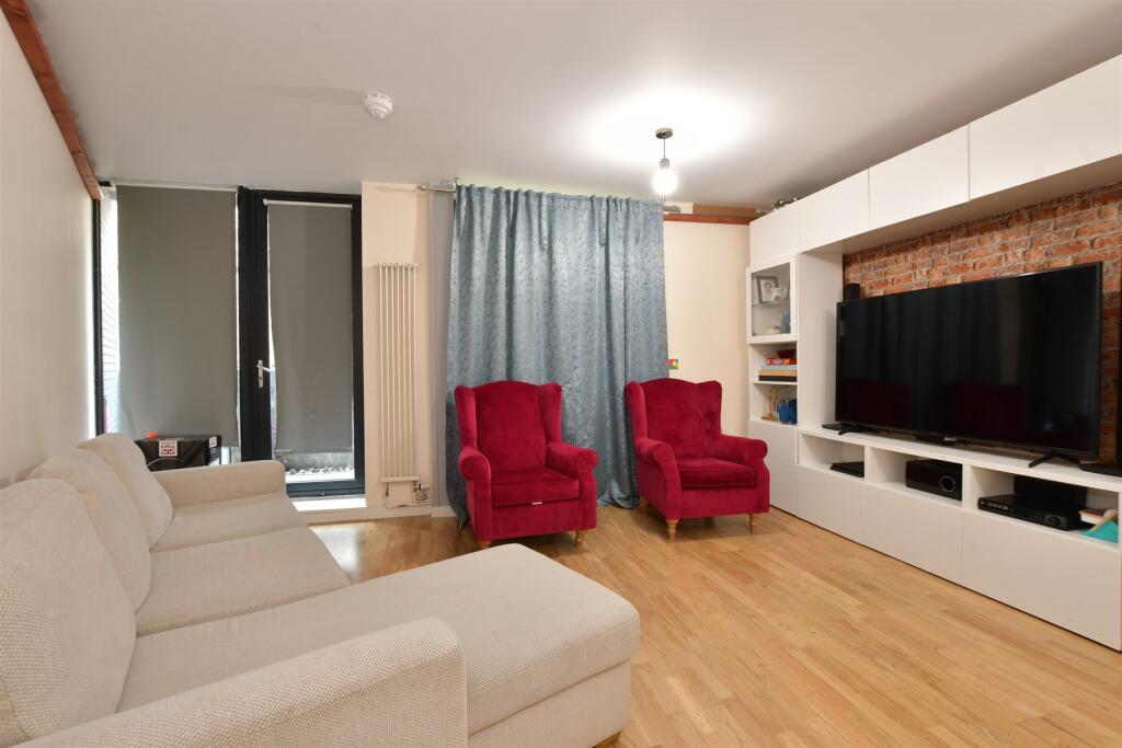 Lounge/Dining Area
