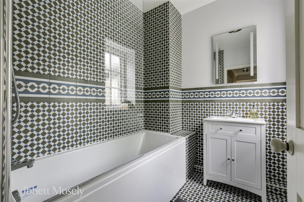 23 Bathroom.jpg