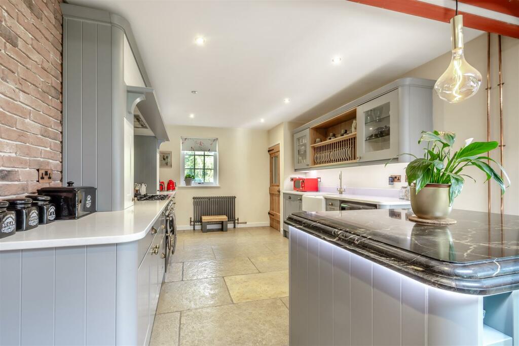 8608791-interior05.jpg