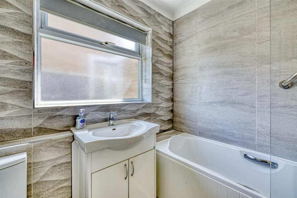 8-26 Pearce Cres War