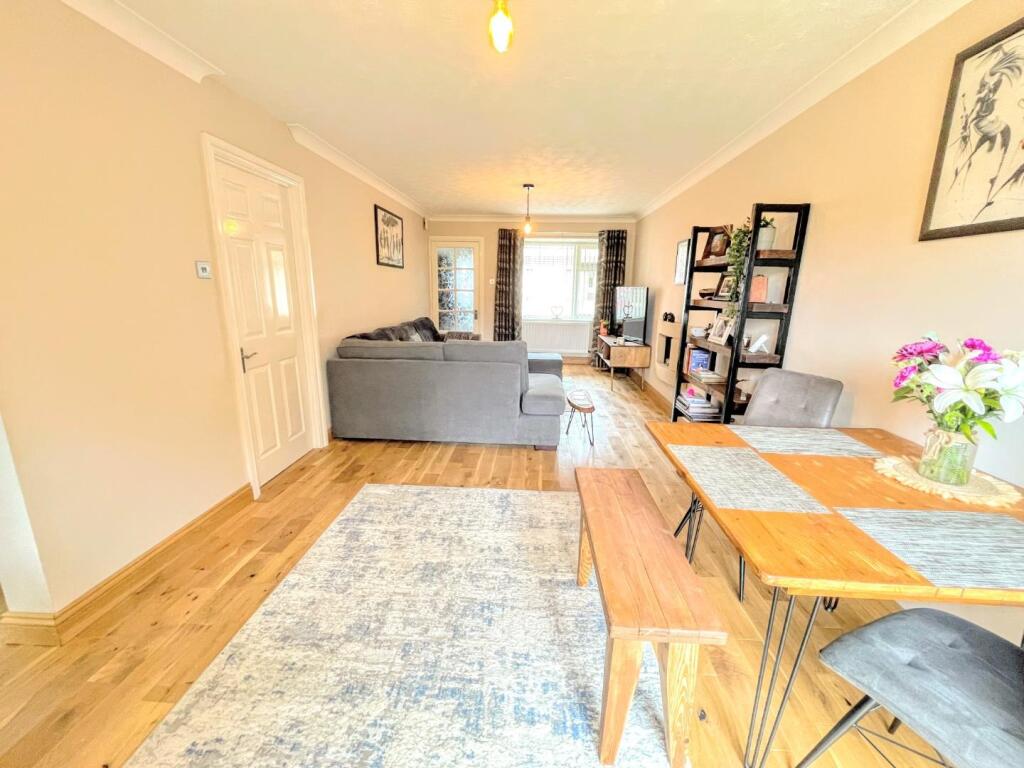 Lounge / Dining Area