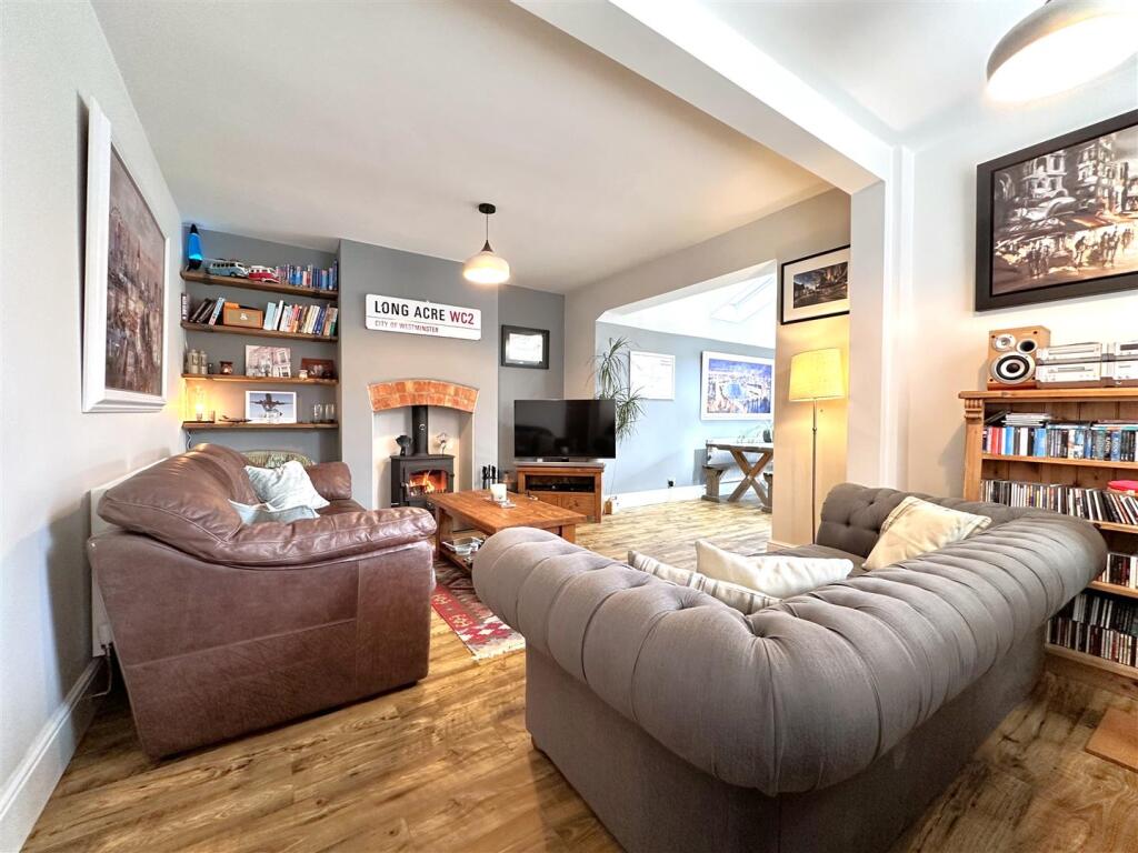 Spacious Sitting Room 029