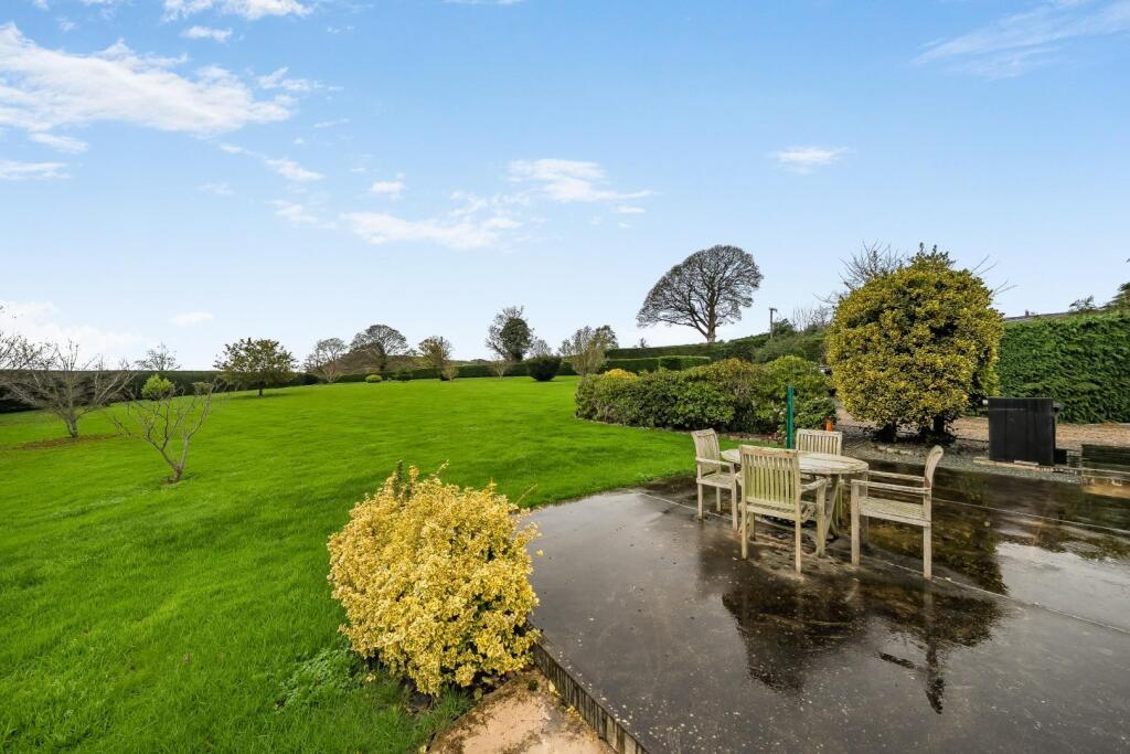 Patio area with garden.jpg