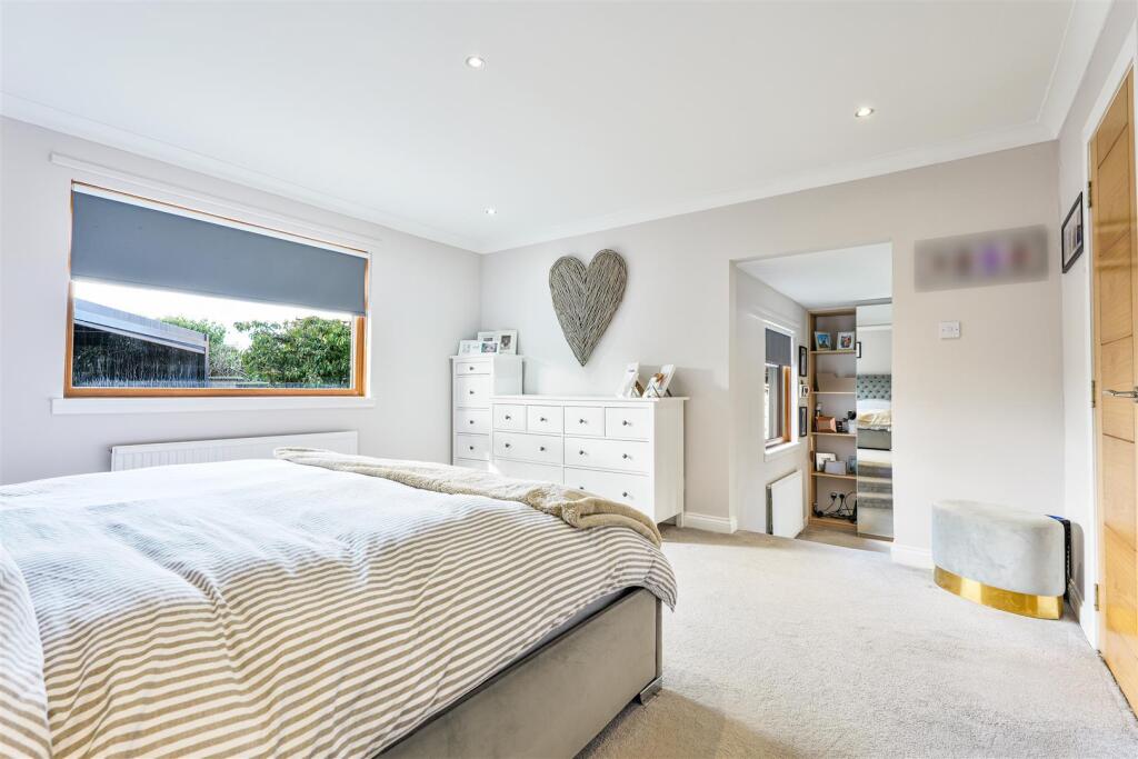 16- Master Bedroom.jpg