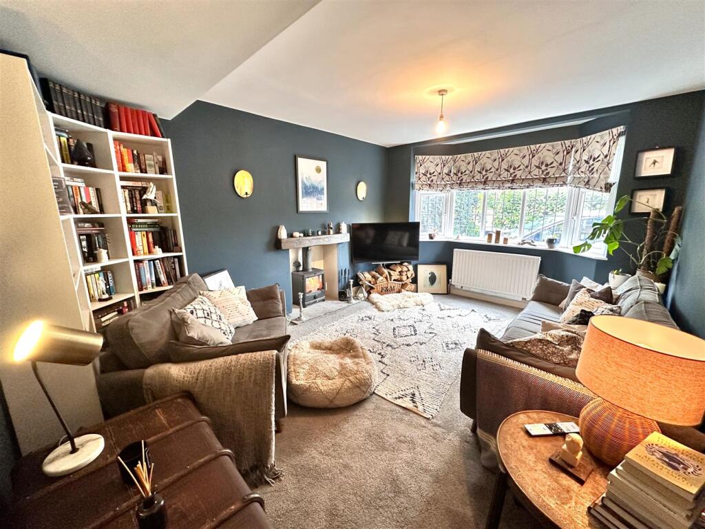 Bay-Fronted Lounge 954