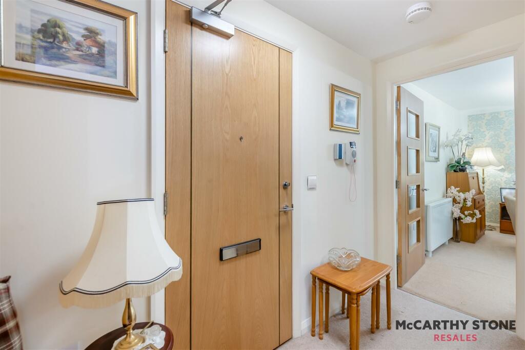 8604007-interior19.JPG