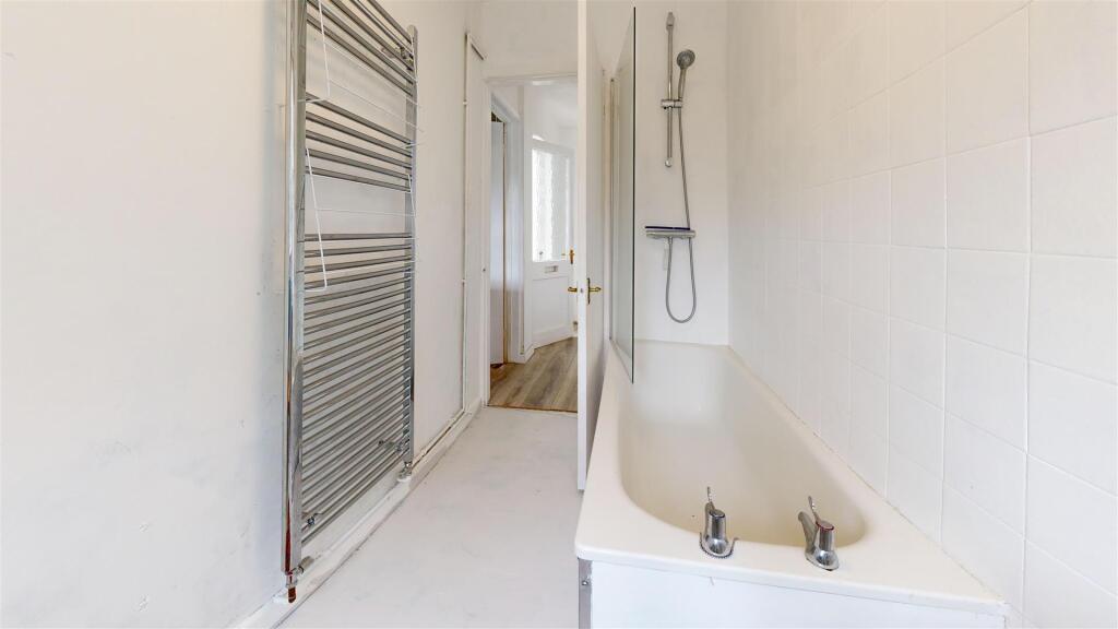 45a-Straits-Bathroom 1.jpg