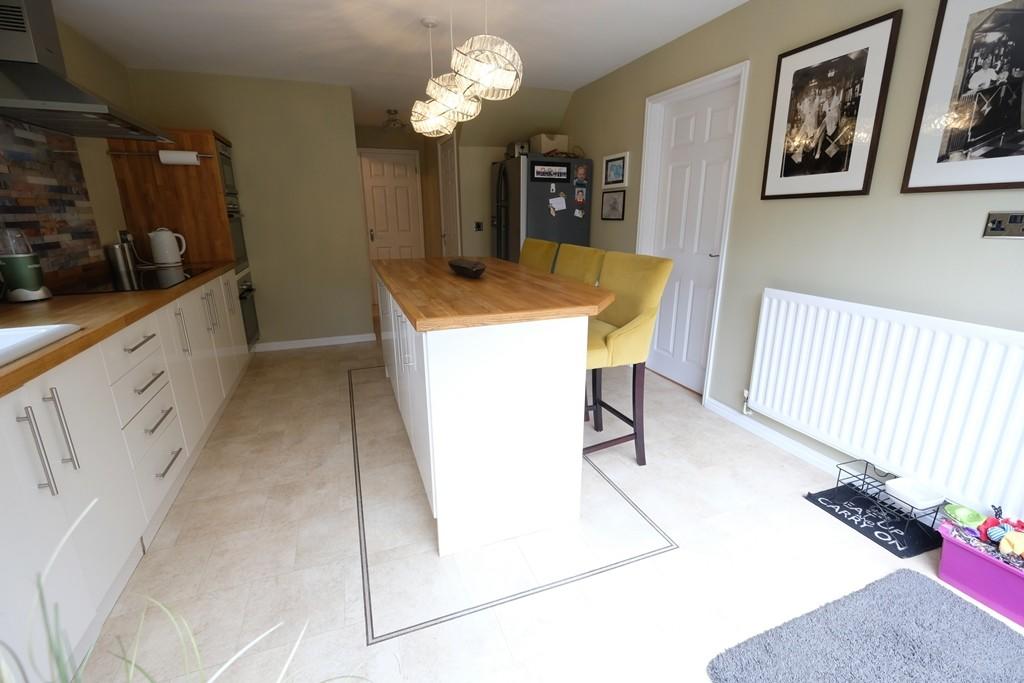 KITCHEN/BREAKFAST