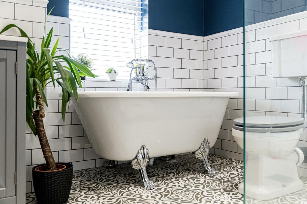 Bathroom - Claw Foot Bath Feature