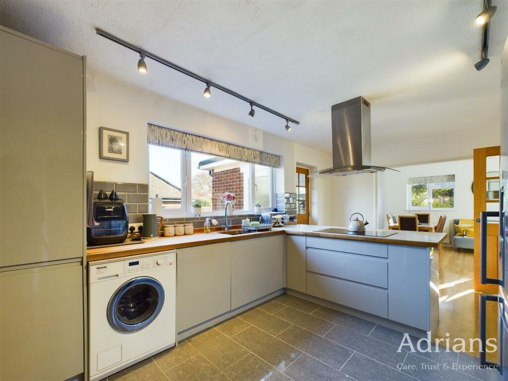 KITCHEN /