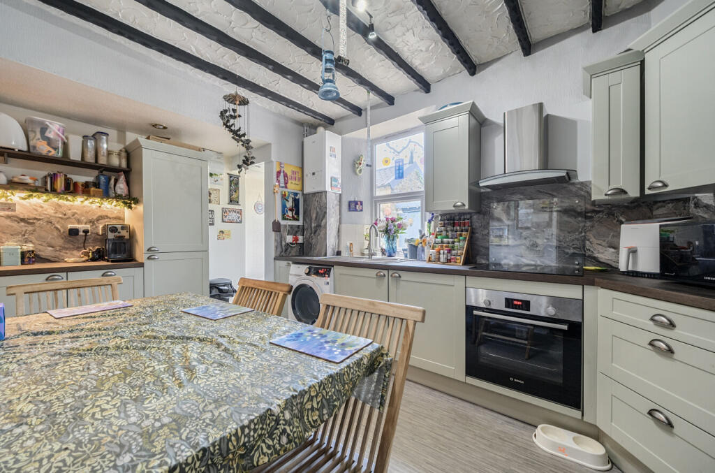 1318497-11-685ebd...