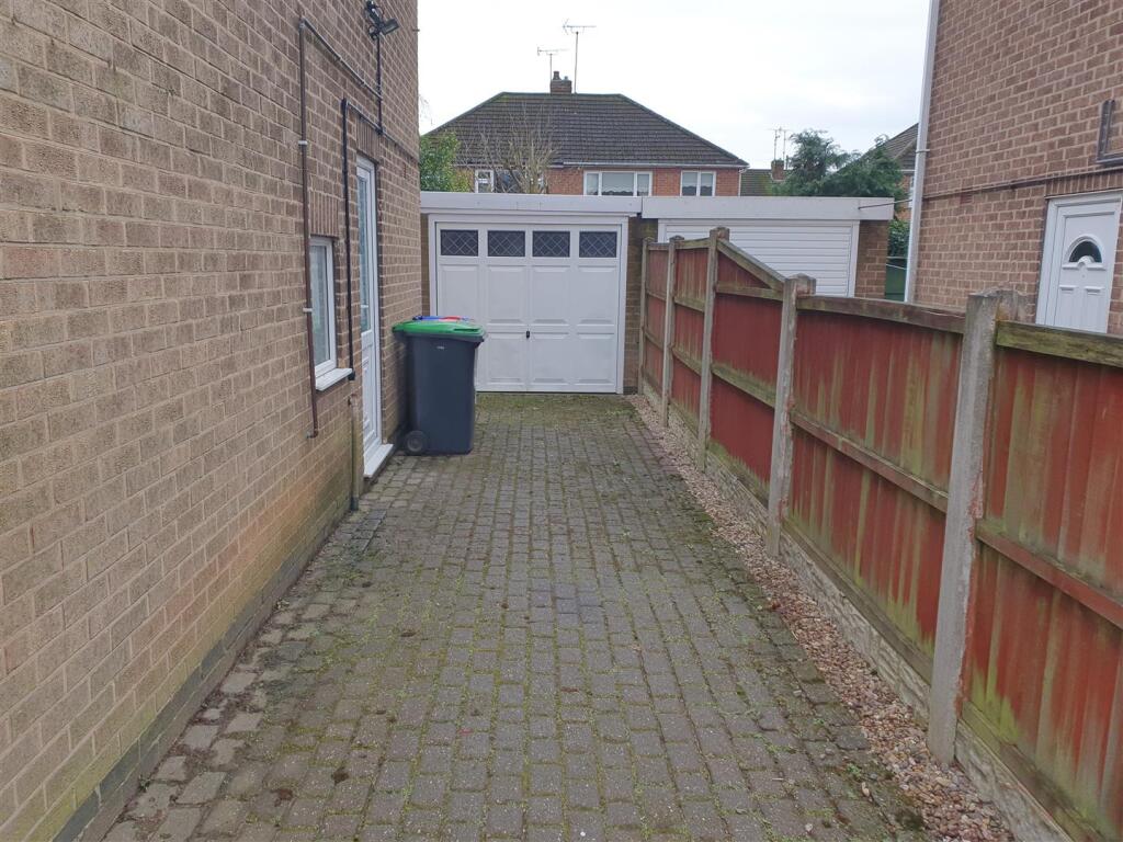 ADDITIONAL OUTSIDE PHOTOS