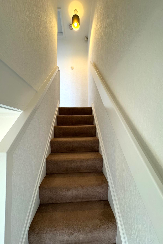 STAIRS TO UPPER