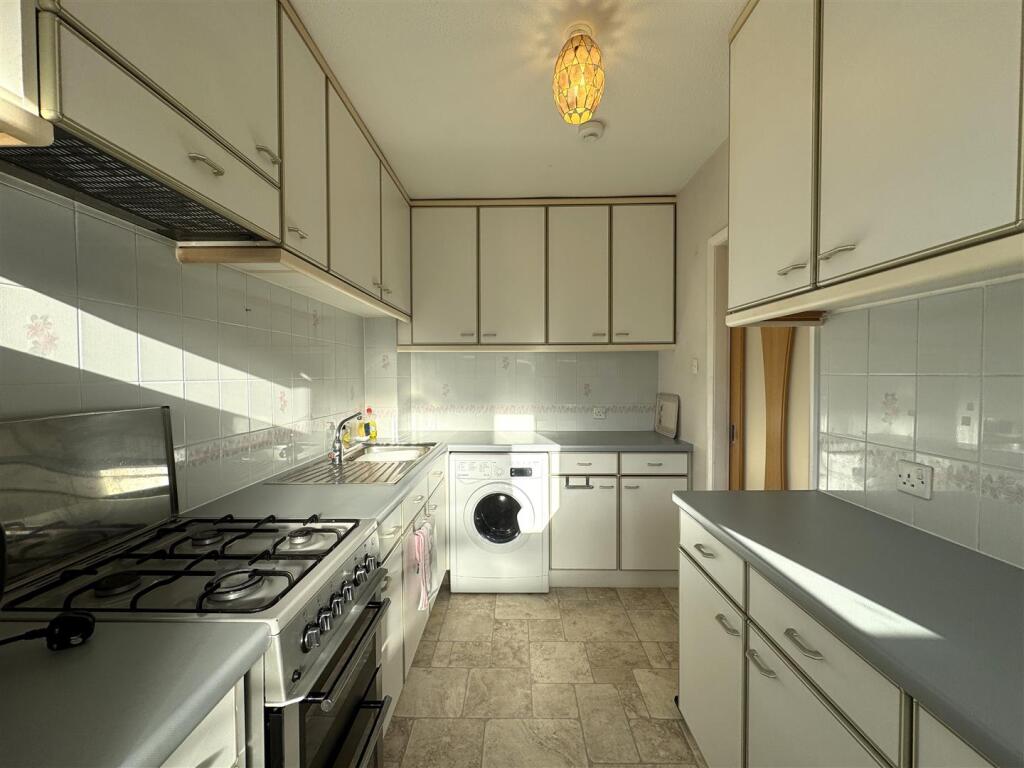 KITCHEN 2.JPG