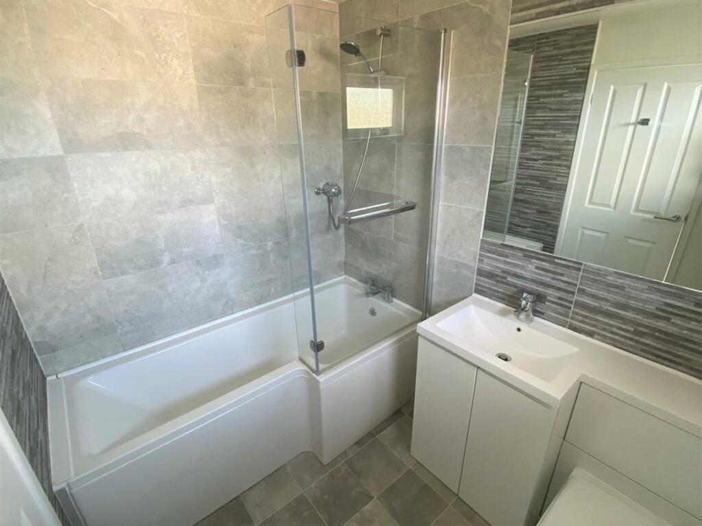 40 Reeds Way Bathroom