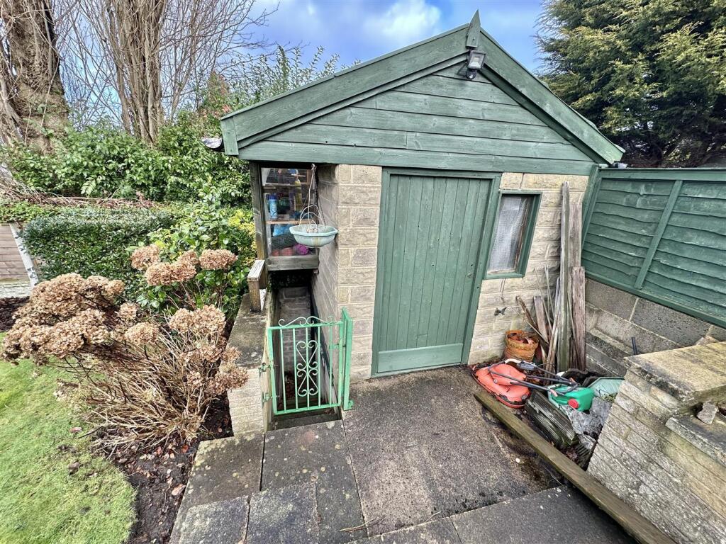 Bramleys Estate Agents - Fernlea Close - Heckmondw
