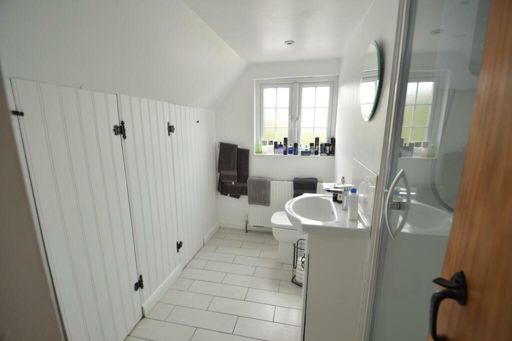 Duckdown ensuite shower to bedroom two.JPG