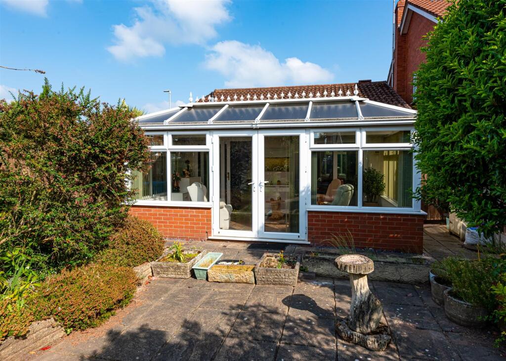 1 Oatlands Way-MAY25-garden2.jpg