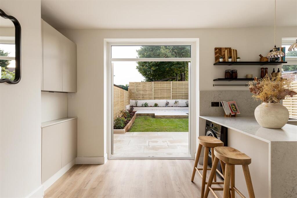 Rose Avenue, E18