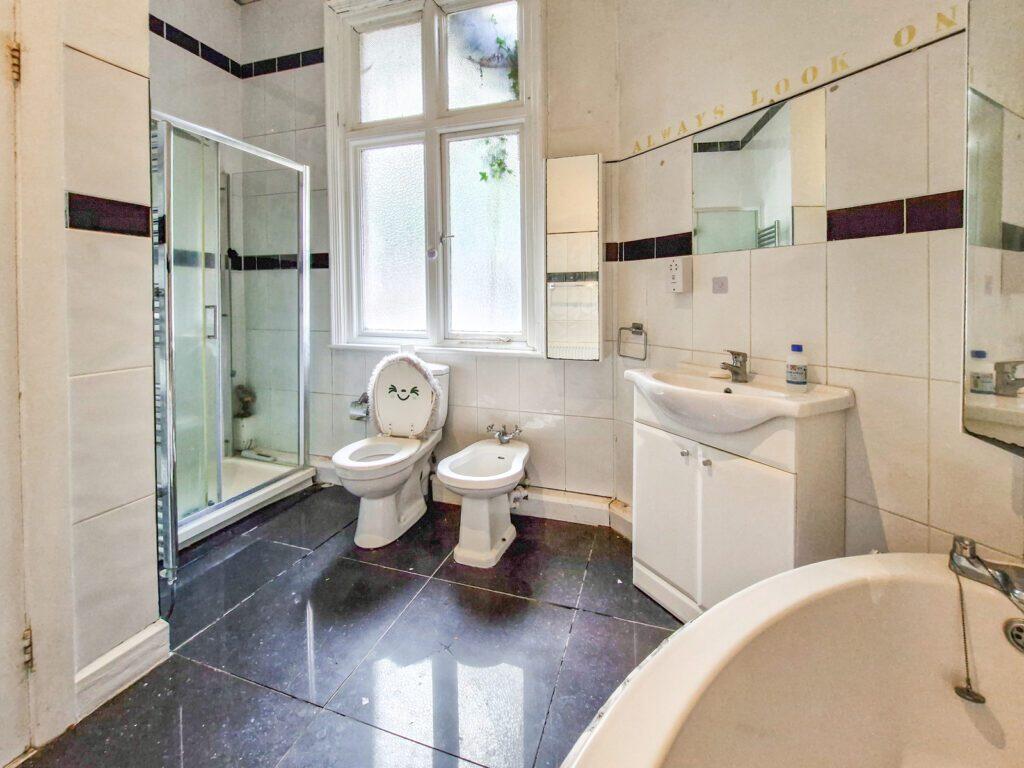 Hawthornden Manor - Bathroom