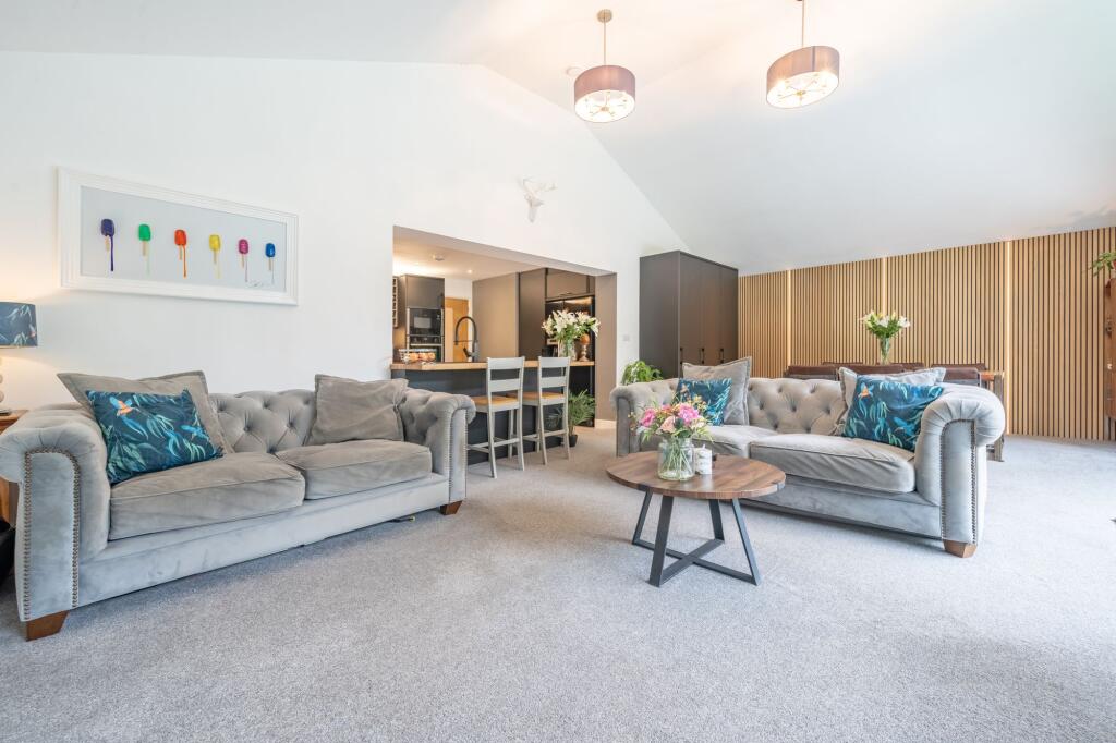 OPEN PLAN LIVING AREA