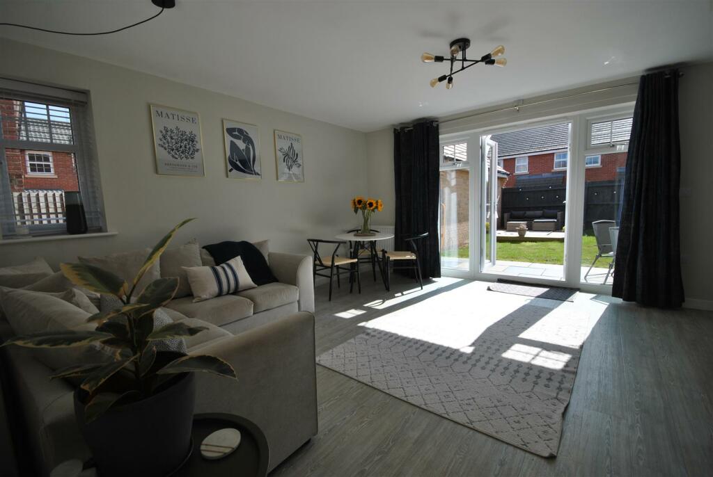 SITTING/DINING ROOM