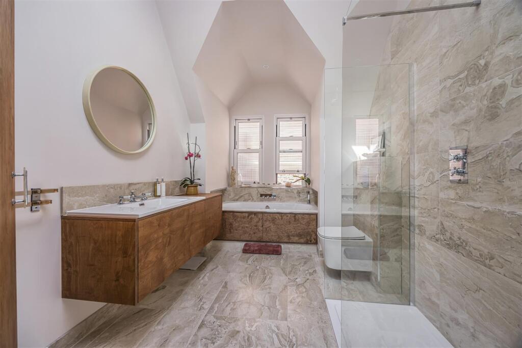 18_MSne10_Bathroom_into.JPG