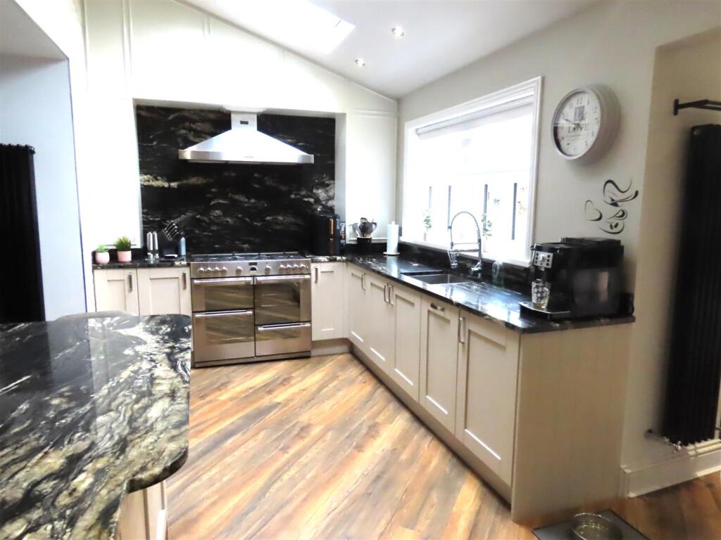 BREAKFASTING KITCHEN