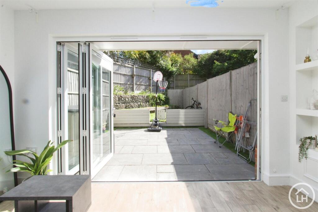 Lounge /Diner (Bi-folding Door)