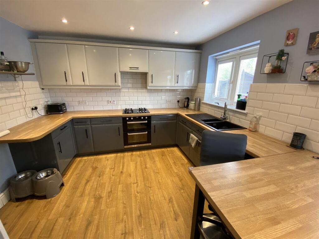 Kitchen / Breakfast Area