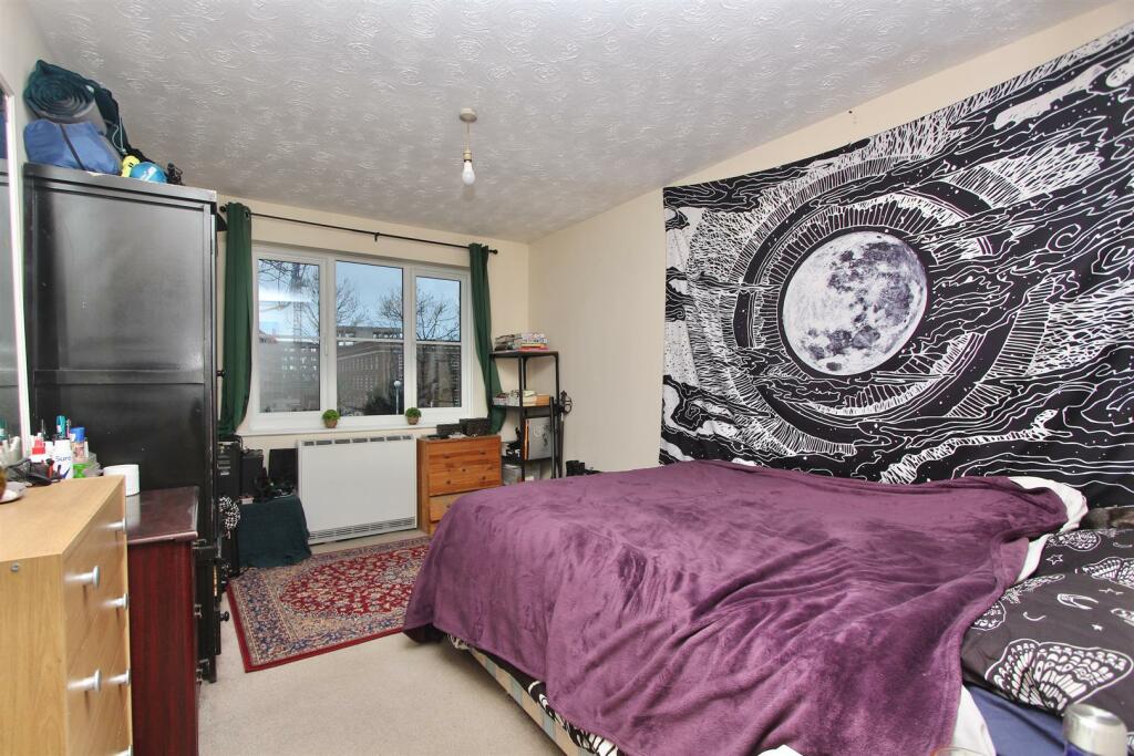 Hallingbury Court, E17