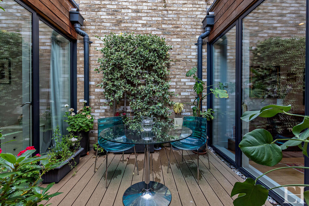 8646083-exteriorW...