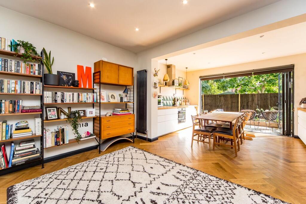 Elphinstone Road, E17