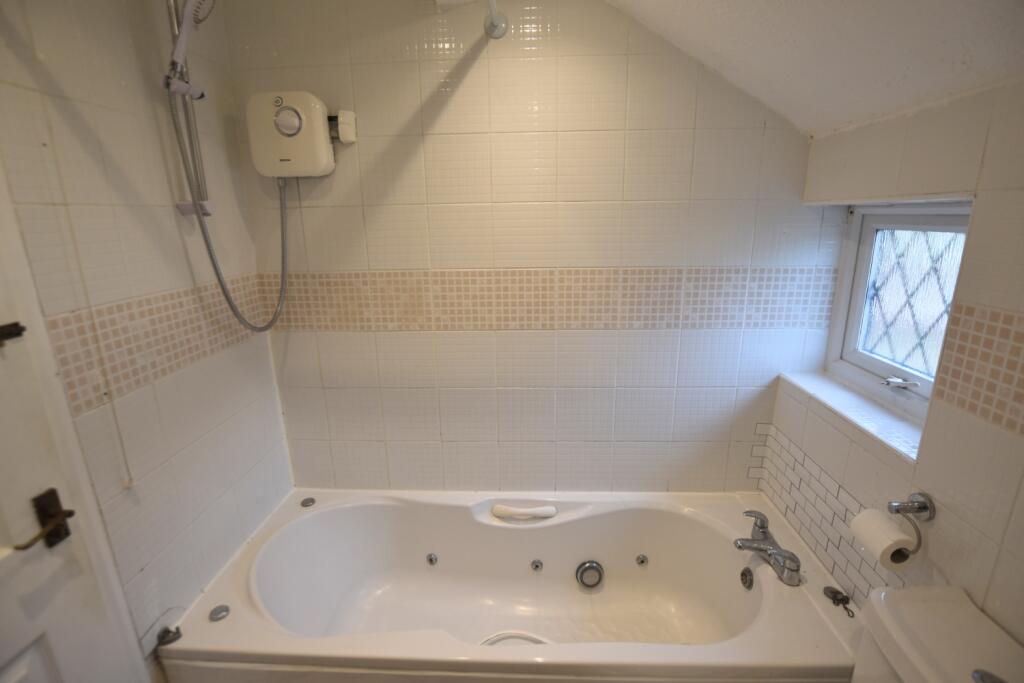 1 Nursery Gardens shower