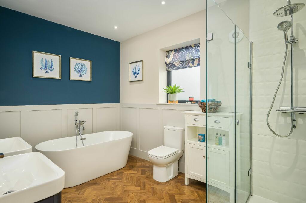 Master bedroom En-suite
