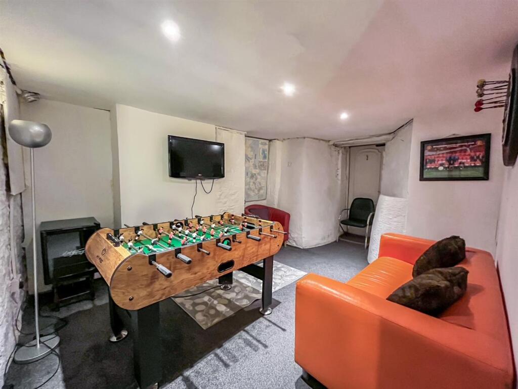 CELLAR / GAMES ROOM