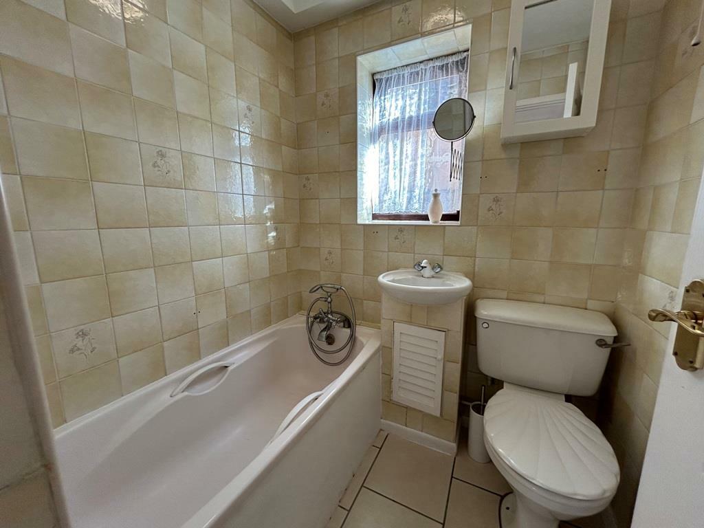 GROUND FLOOR BATHROOM