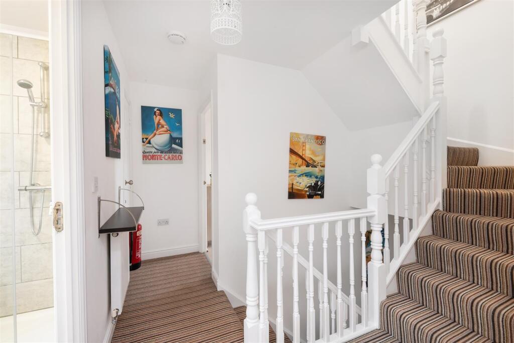 8 Middlewood Close-13.jpg