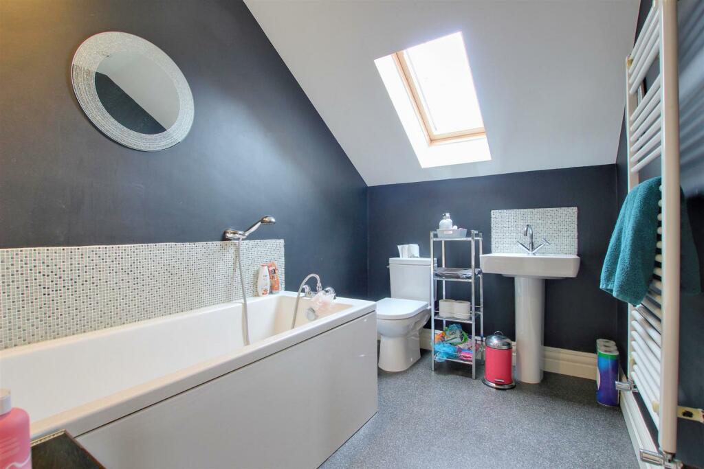 EN-SUITE BATHROOM