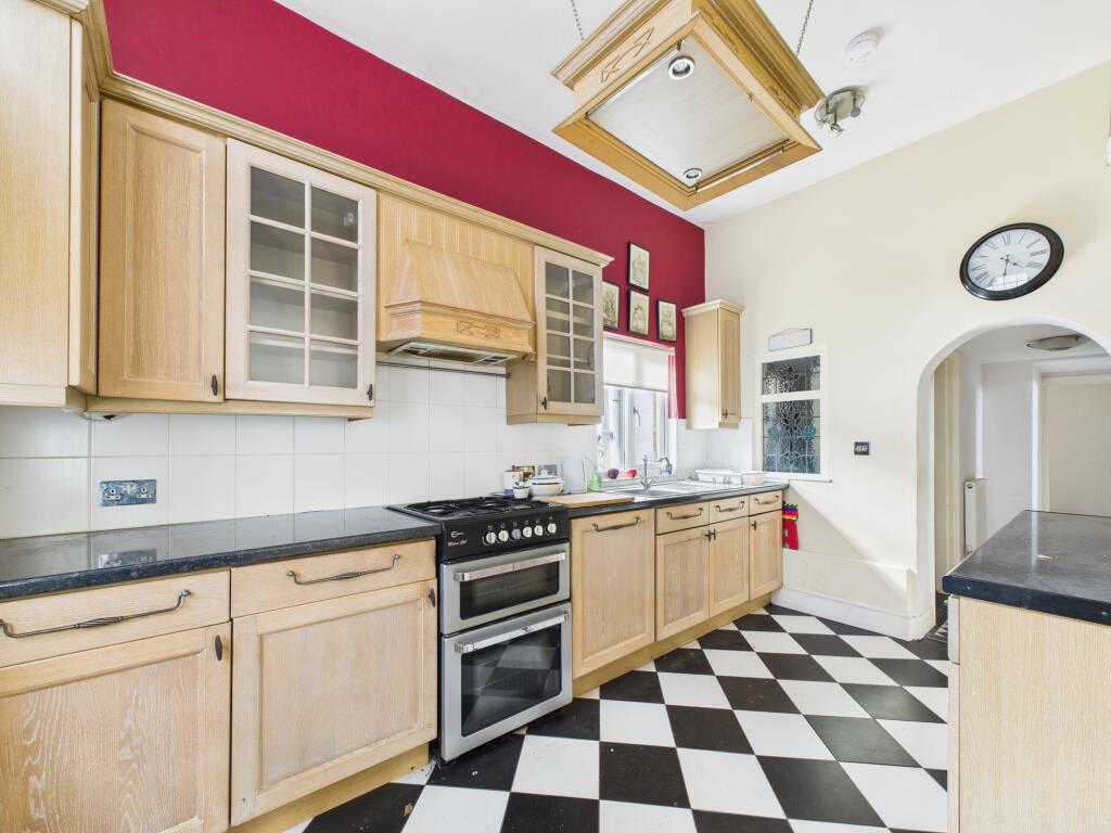Kitchen 2.jpg
