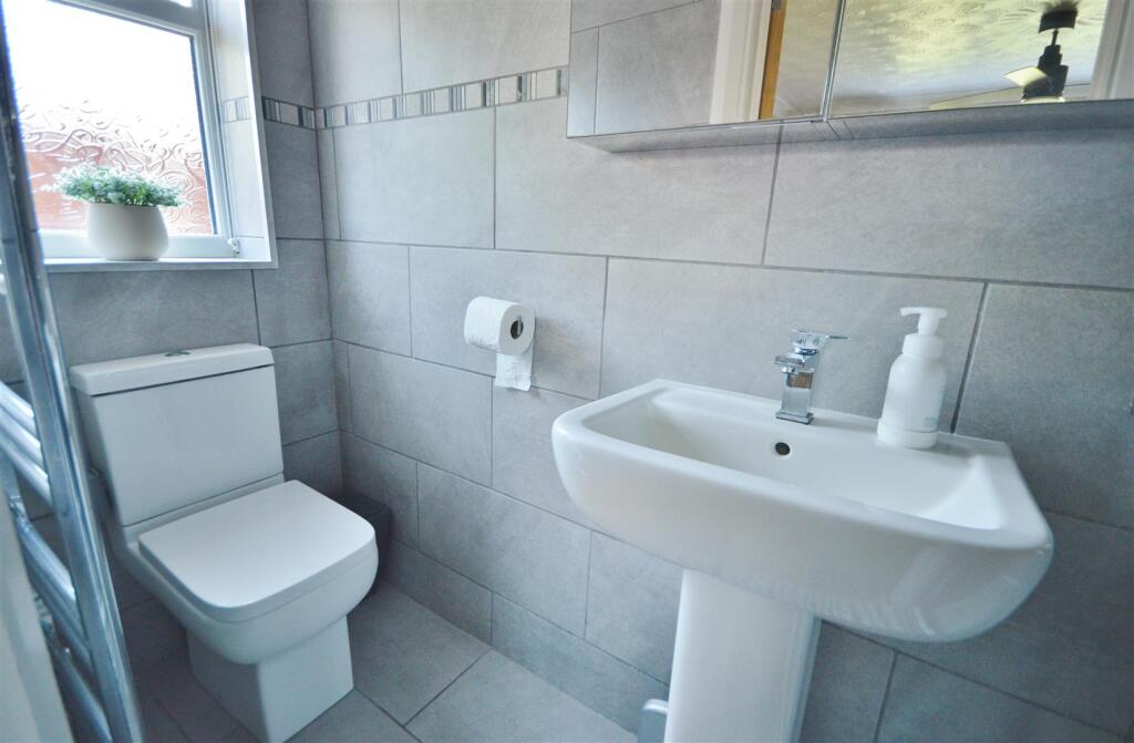 EN-SUITE SHOWER ROOM