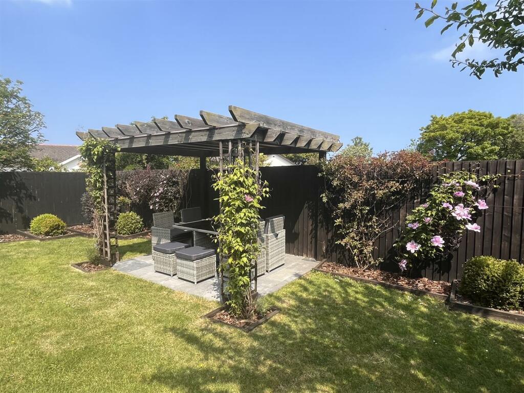 pergola.JPG