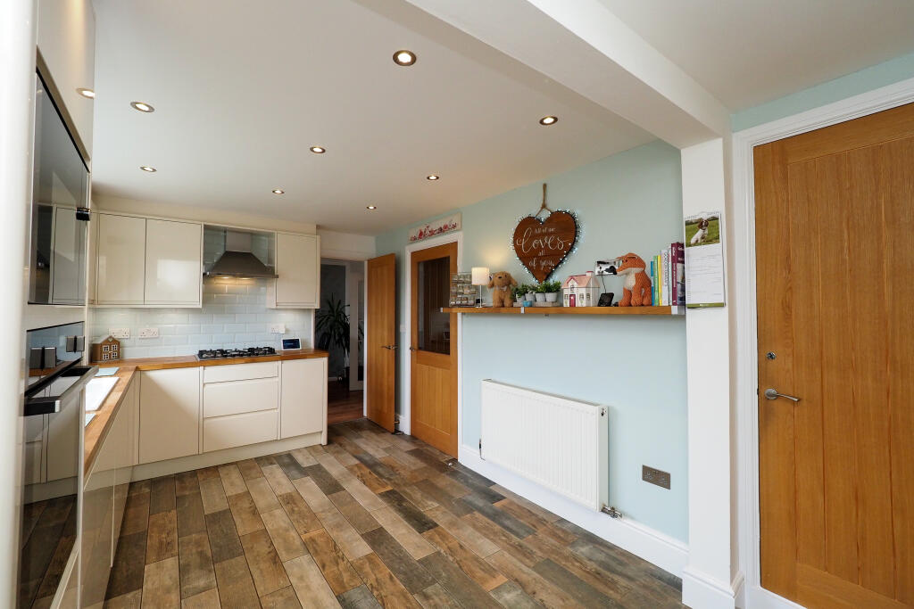 Stylish and airy Kitchen with integrated appliances, plenty of work space and storage