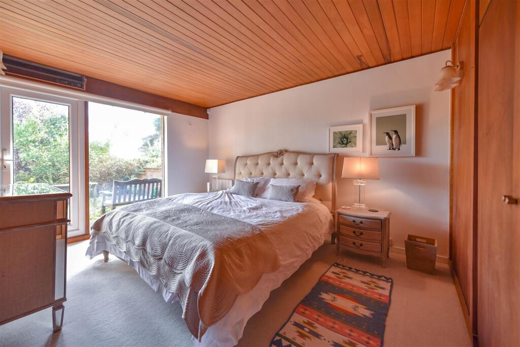 bed1.jpg