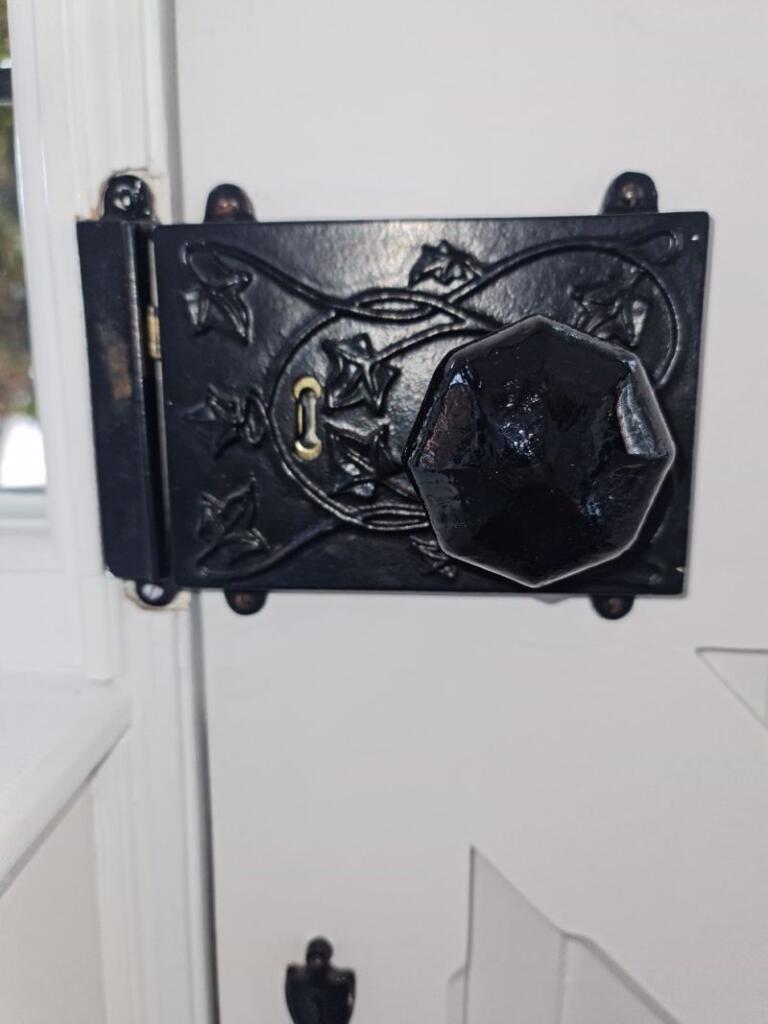 Feature door handles 