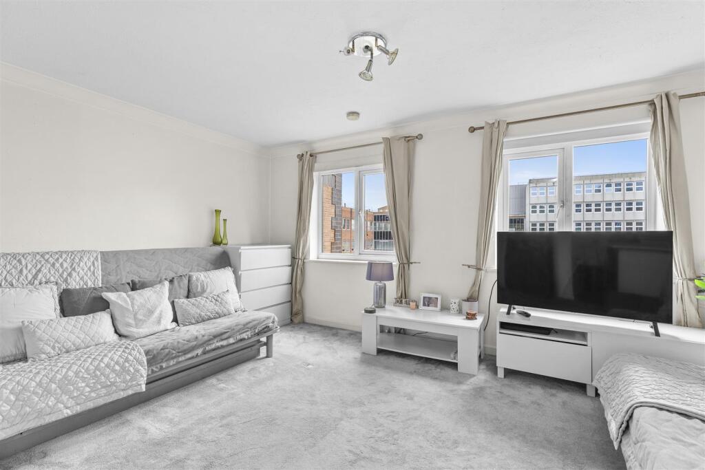 15 Kingfisher Court, Queen Alexandra Road, HP11 2H