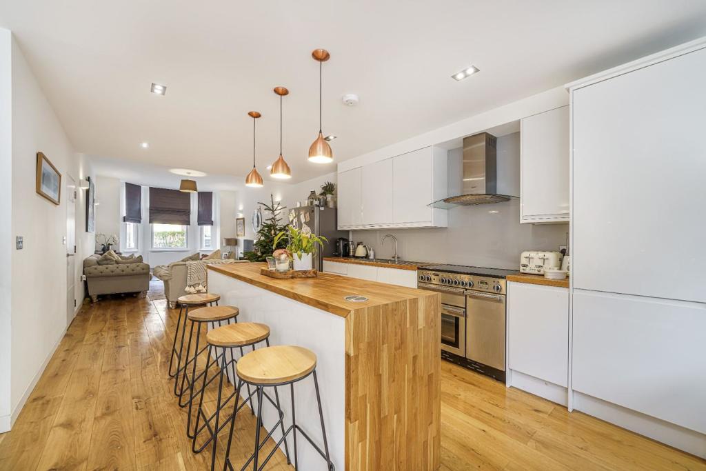 Kitchen (1).JPG